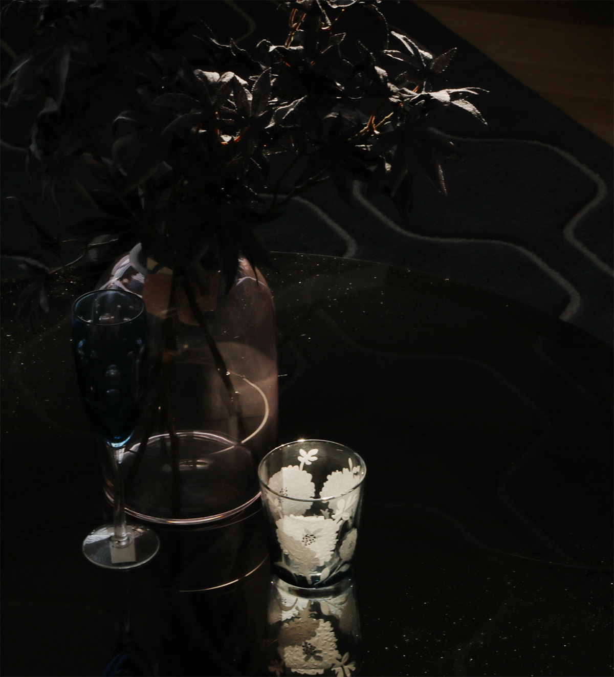 Imagebild mit Stilleben und Frau im Inneren des KAYSER