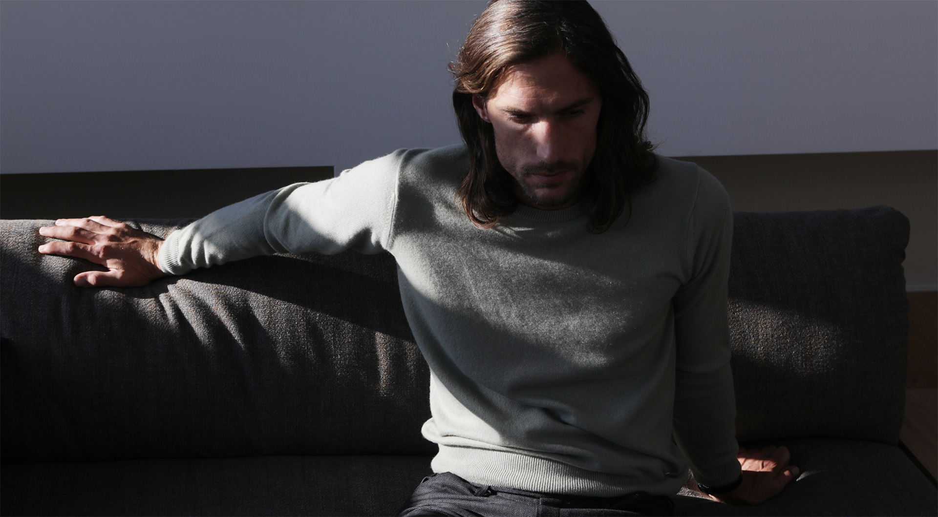 Imagebild mit Mann auf Couch im Inneren des KAYSER